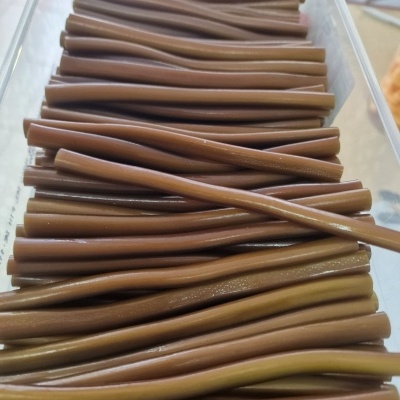 Varetas castanhas dentro de caixa de plástico com etiqueta 'Palmitos'