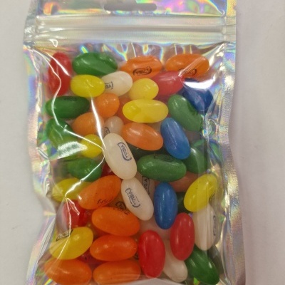 Pacote transparente com pastilhas coloridas variadas