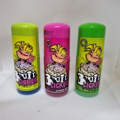 Três frascos coloridos de doces Brain Licker com ilustração de criança lambendo