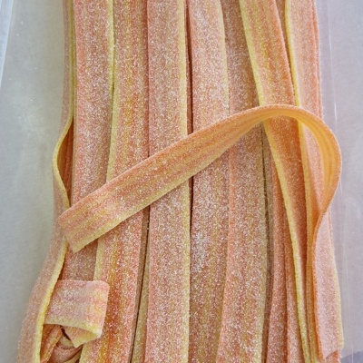 Fitas de goma açucaradas rosa e amarelas com açúcar