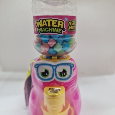 Máquina de água rosa com bolas coloridas no topo e botão push amarelo