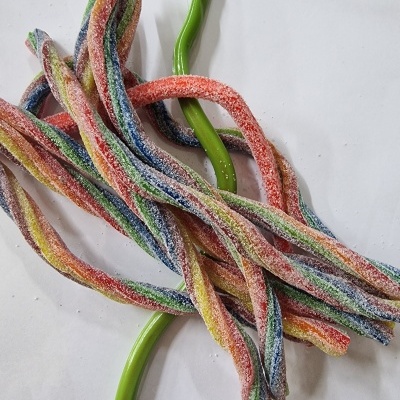 Fitas de gelatina coloridas açucaradas sobre fundo branco