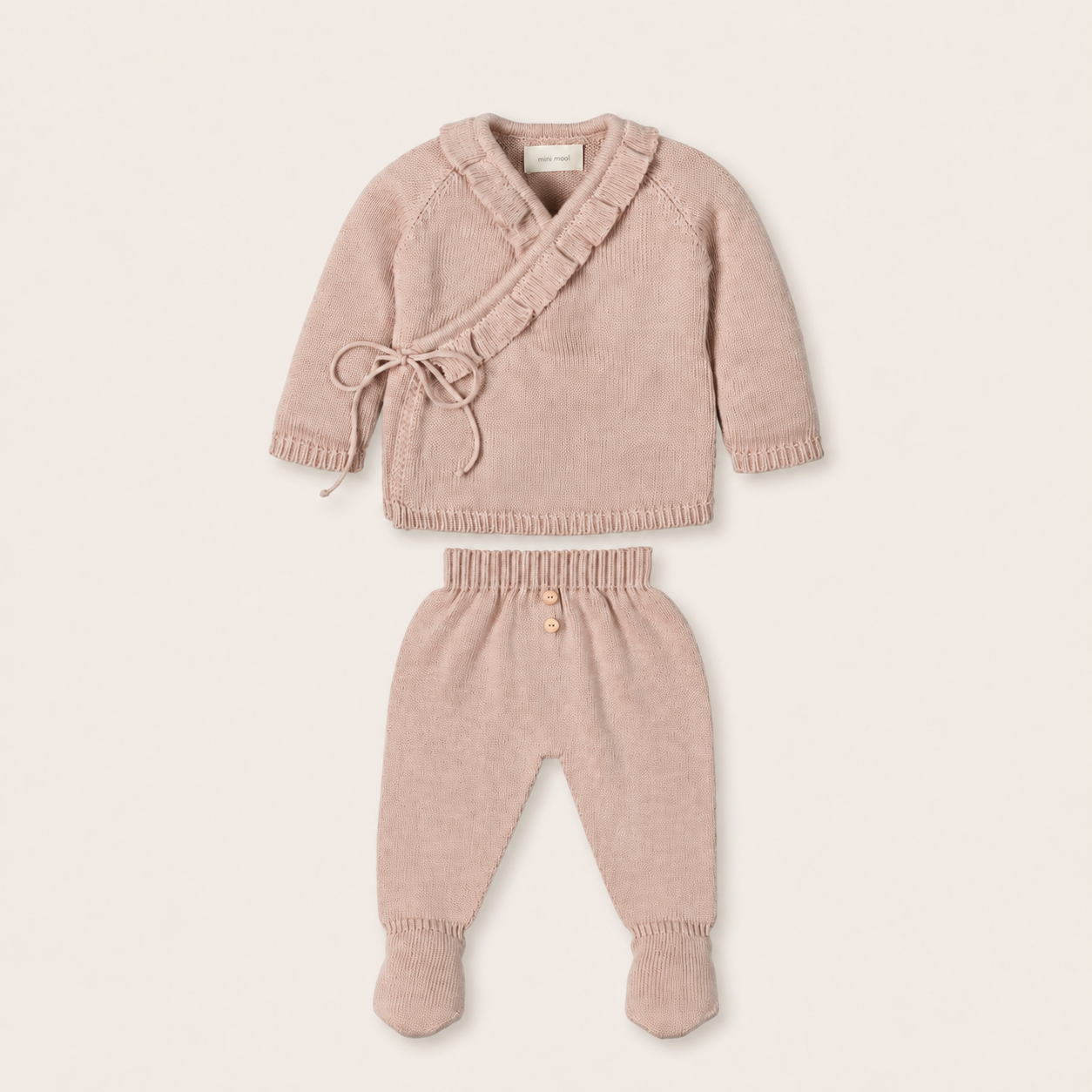 Conjunto de Algodão Orgânico 2 peças na cor Blush da Mac Ilusión - Coleção Bubble Bloop Conjunto de roupa de bebé em malha rosa claro com camisola de fecho cruzado e calças com pé.
