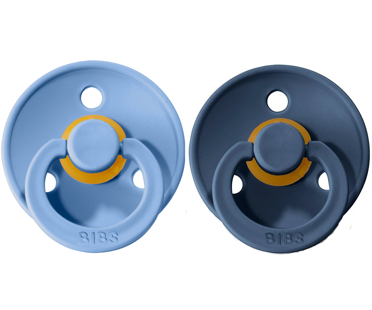 Chupeta Bibs Sky Blue/Steel Blue Duas chupetas BIBS azuis com detalhe amarelo num fundo branco
