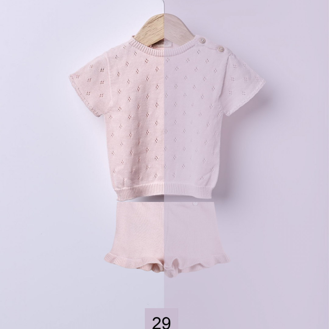 Conjunto de manga curta tricotada em algodão lilás | BREEZE Conjunto de malha infantil cor creme com camisola e calções em cabide de madeira