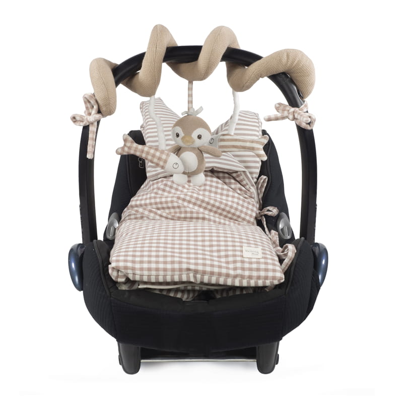Espiral de Atividades Pinguim Praliné Moka da Walking Mum cadeira auto preta para bebé com almofada xadrez bege e mó de peluche pendurado
