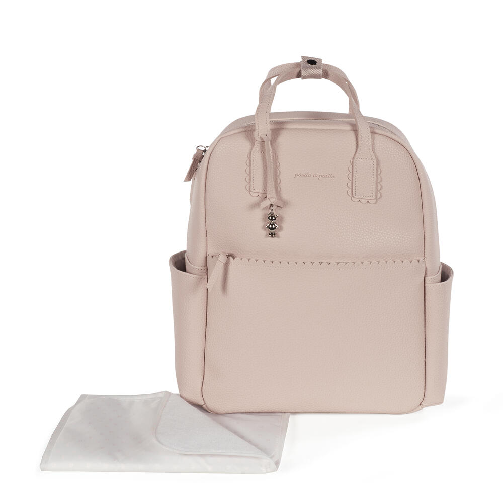 Mochila de Maternidade Icon Rose - Rosa Mochila pequena rosa clara com pendente de metal e pano branco ao lado