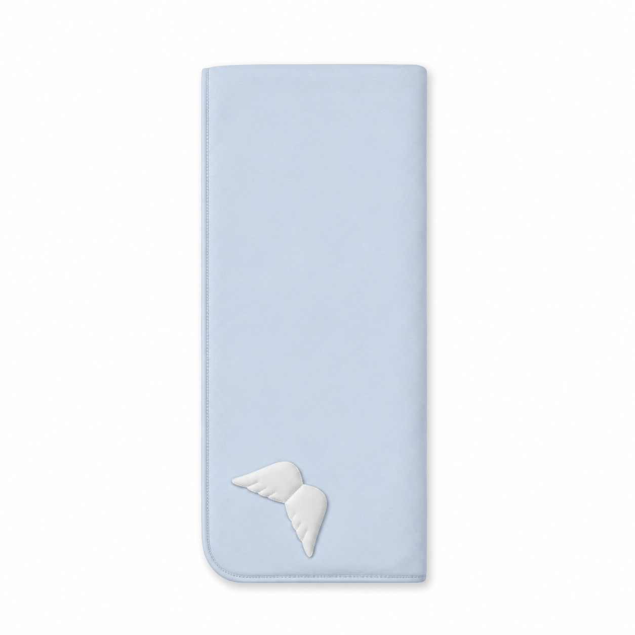 Manta Laminada azul bebé da Baby Gi – Coleção Angel Toalha azul clara com bordado de asas de anjo