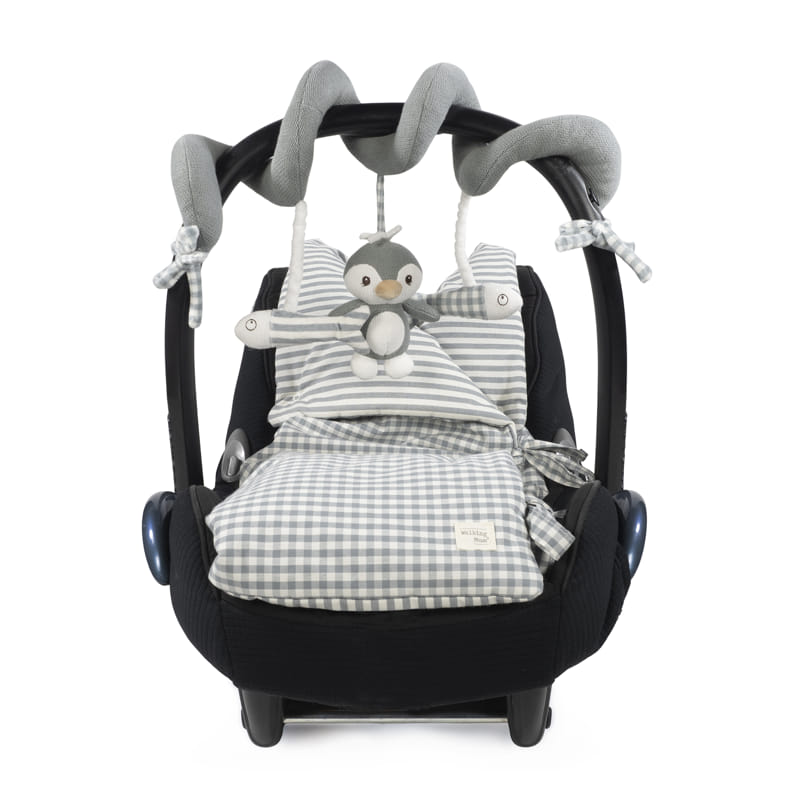 Espiral de Atividades Pinguim Praliné Matcha da Walking Mum cadeira de bebé preta com almofada e manta vichy cinzento e branco e arco de brinquedos com pinguim e peixes