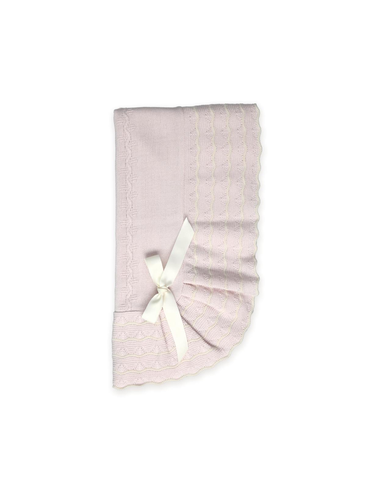 Manta malha na cor Cuarzo da Mac Ilusión - Coleção Quarz Charme Manta rosa clara de malha com laço branco e acabamento ondulado