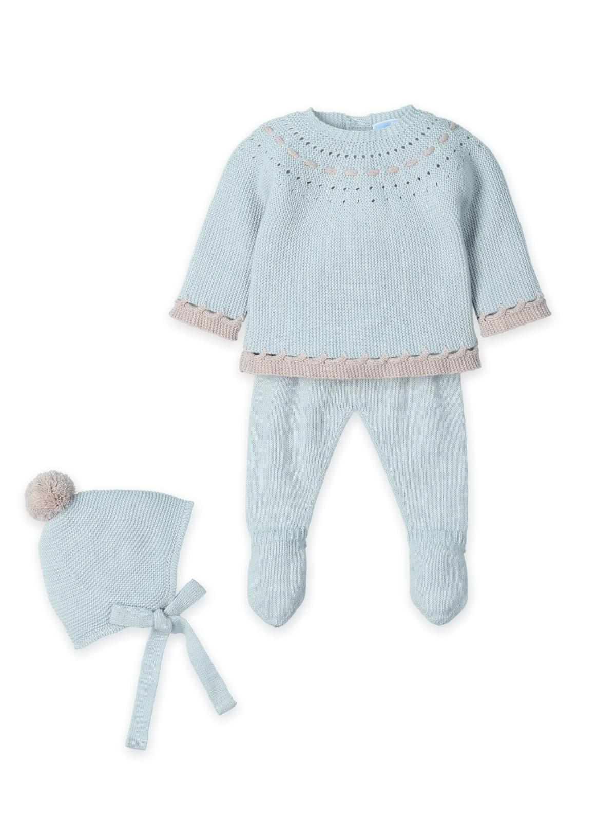 Conjunto de malha 3 peças na cor Iconic da Mac Ilusión - Coleção Abetos Iconic Conjunto de roupa de bebé em malha azul clara e bege com camisola, calças e touca pompom.