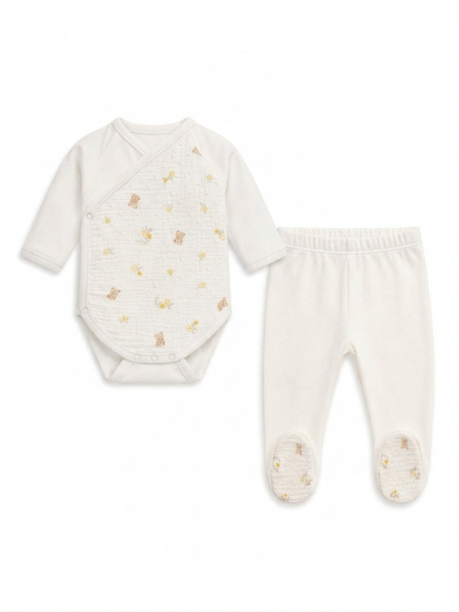 Conjunto de Interiores algodão pérola da Mighty Love - Coleção Soneca Conjunto de bebé branco com body de manga comprida e calças com pezinhos, com estampado de ursinhos e flores amarelas.