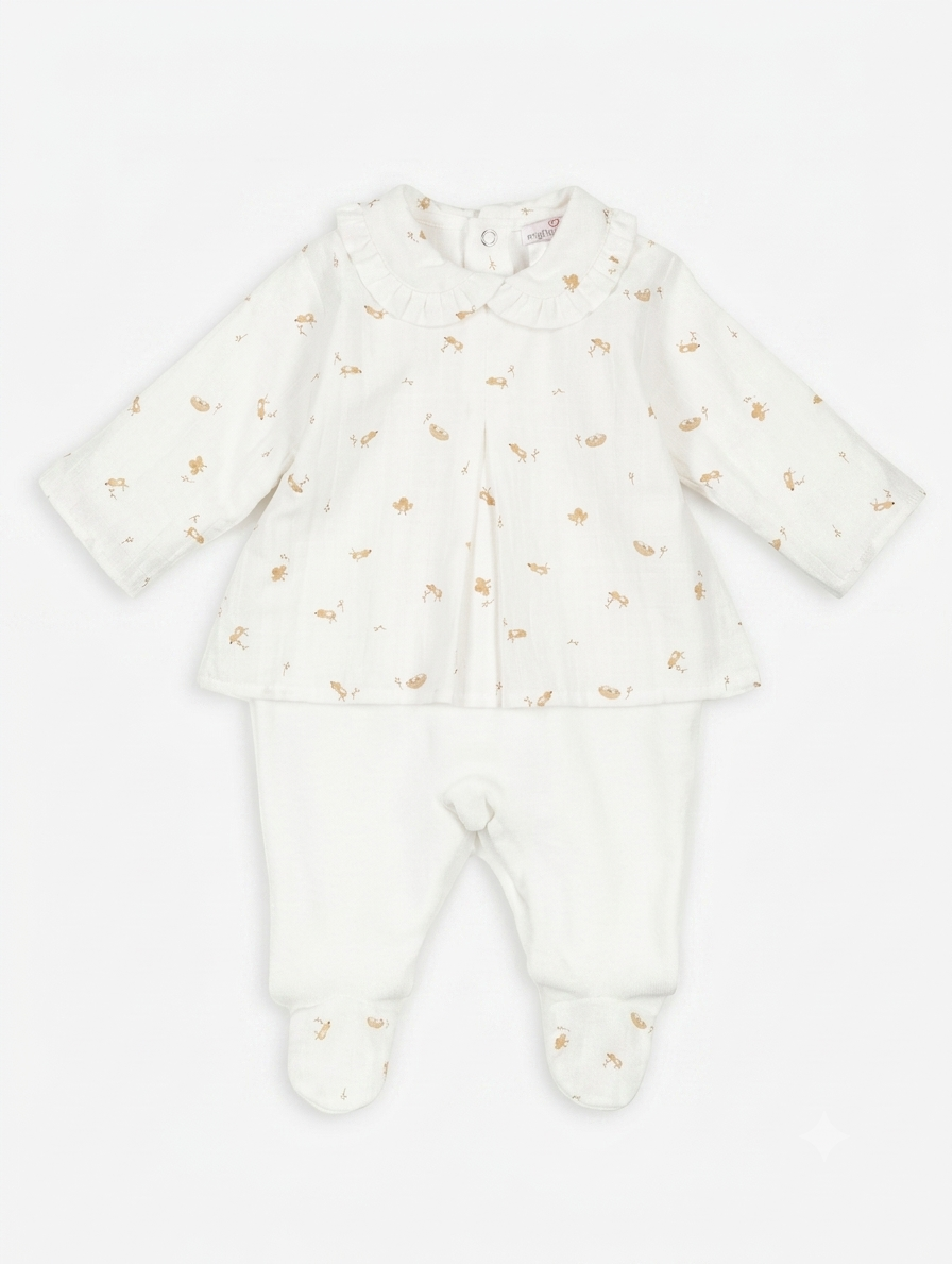 Babygrow Túnica Laminado pérola da Mighty Love - Coleção Cacau Conjunto de bebé branco com padrão bege e calças com pés