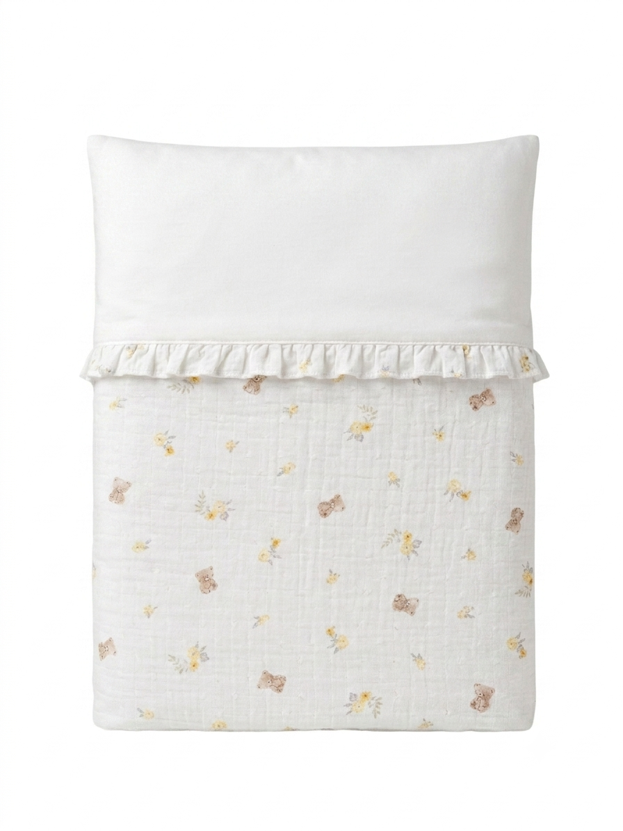 Manta Laminada com folho pérola da Mighty Love - Coleção Soneca Colcha de bebé branca com estampa de ursos e flores amarelas e folhos no topo
