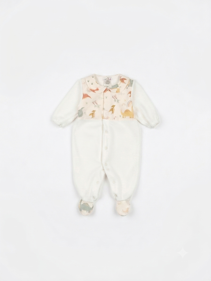 Babygrow Laminado de padrão no peito pérola da Mighty Love - Coleção Joaquim Macacão de bebé branco com estampado de dinossauros em tons pastel