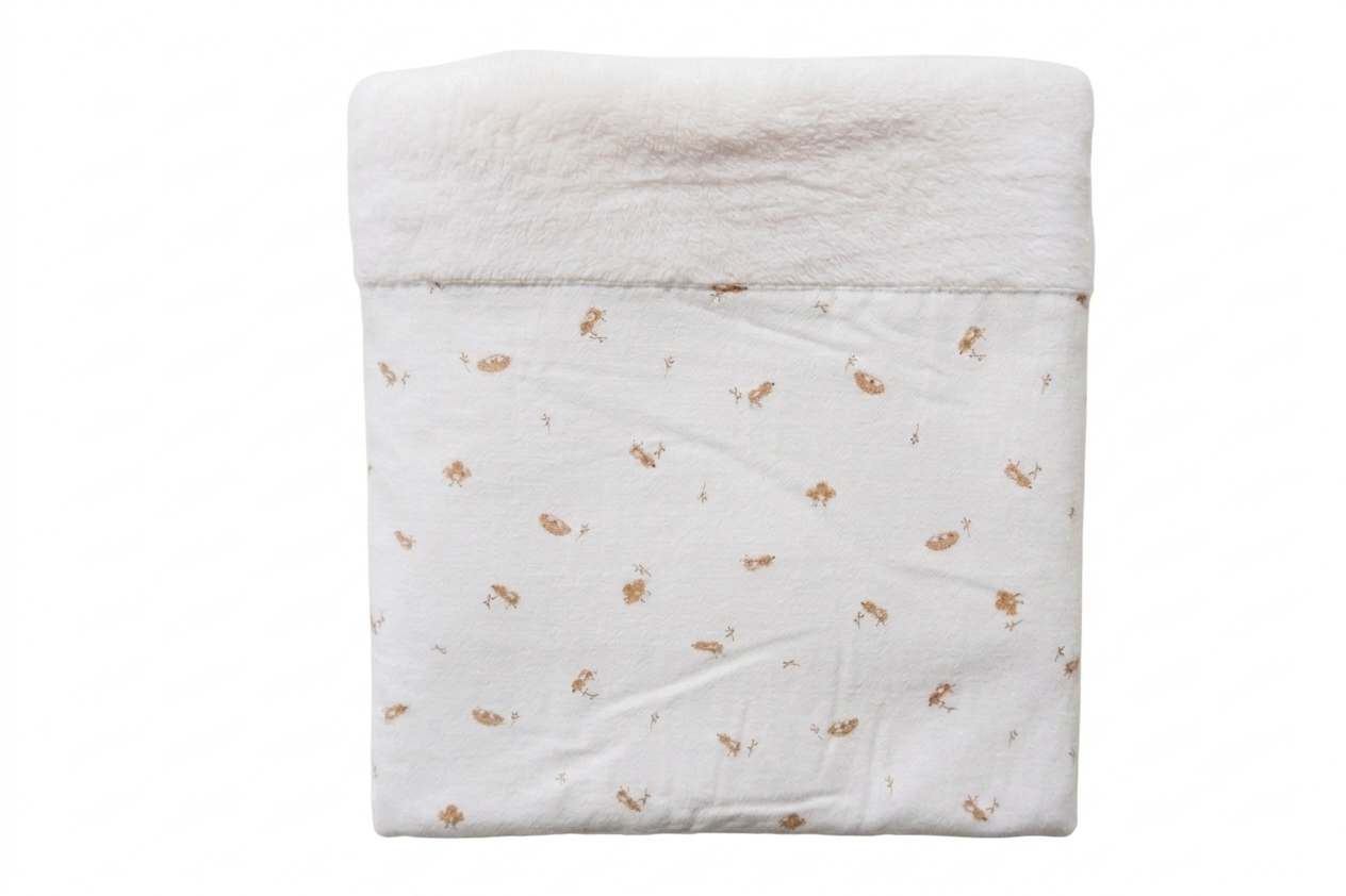Manta polar pérola da Mighty Love - Coleção Cacau Cobertor branco para bebé com padrão bege e borda felpuda