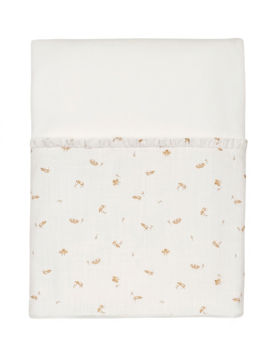 Manta Laminada com folho pérola da Mighty Love - Coleção Cacau Lençol branco para bebê com estampado de passarinhos castanhos e flores pequenas.