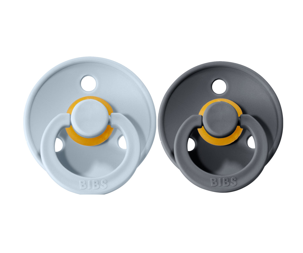 Chupeta Bibs Iron/Baby Blue Dois chupetas BIBS, azul clara e cinzenta escura, com aro amarelo.