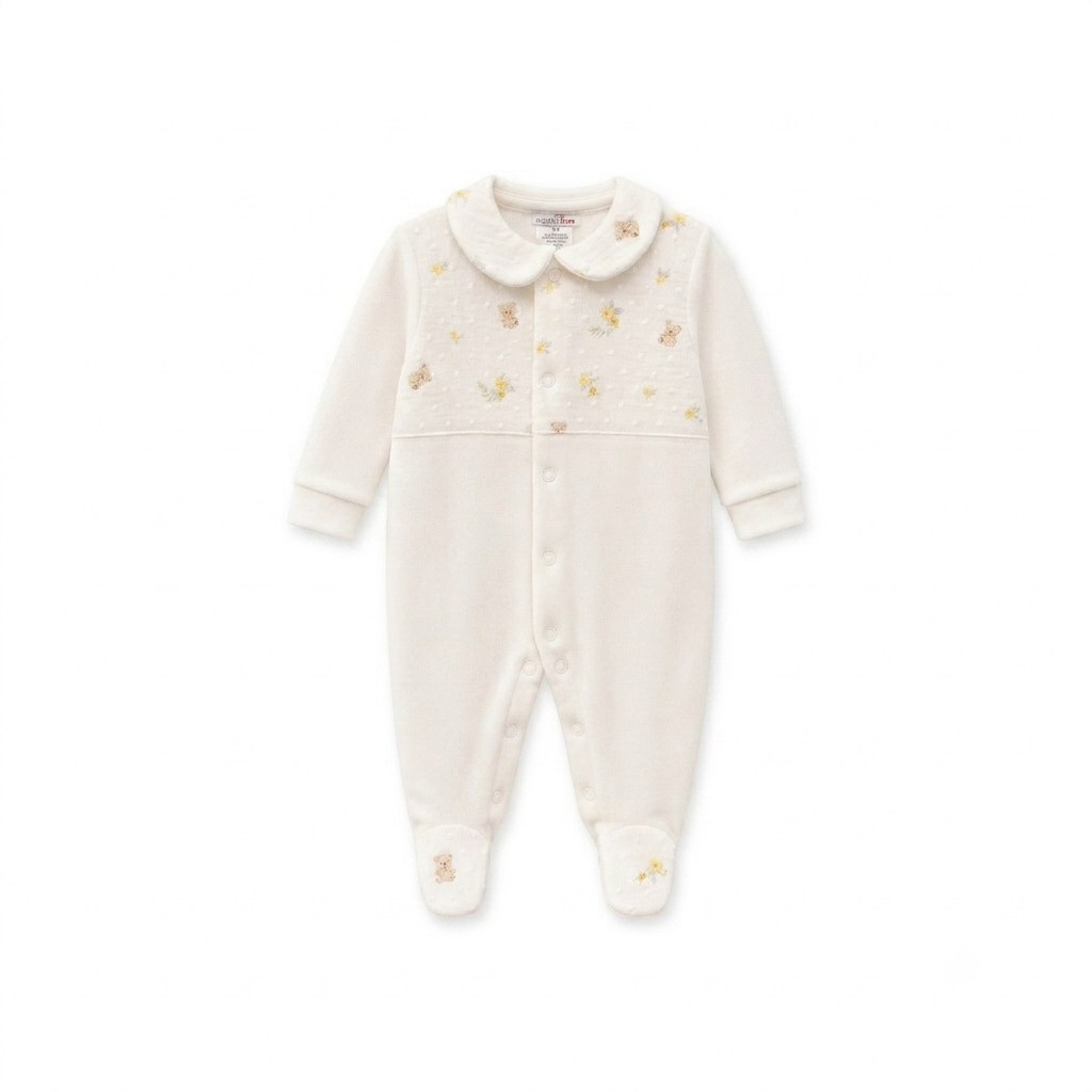 Babygrow Laminado de padrão no peito pérola da Mighty Love - Coleção Soneca Macacão de bebé bege claro com padrão de pequenos ursos e flores amarelas