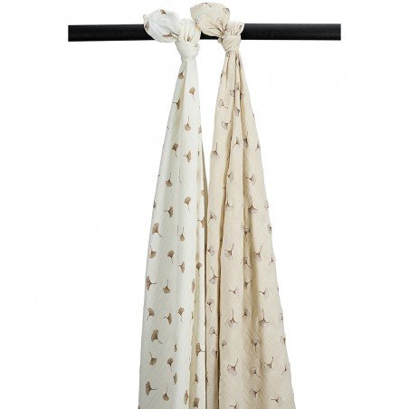 Musselina Lavada Grande Pack x2 120X120cm Me-Gingko Off White/Sand | Meyco Baby Lenços de tecido creme e bege com padrão floral pendurados em cabo preto