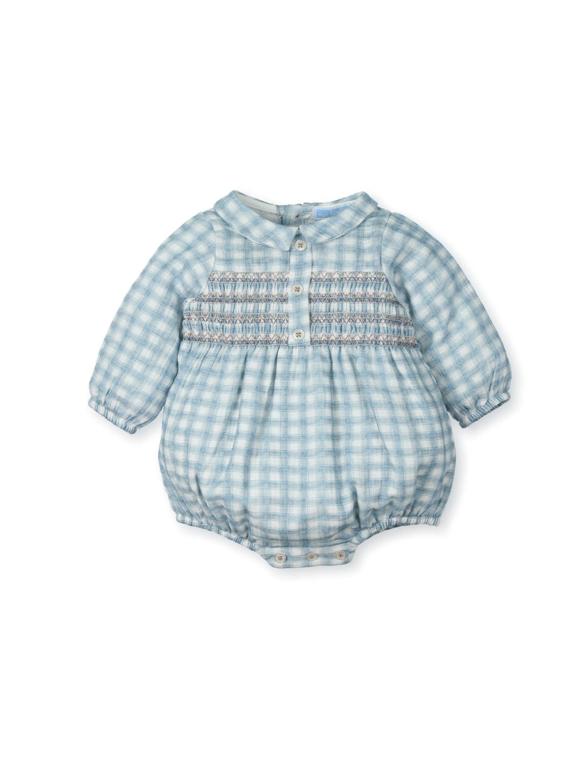 Fofo de algodão favo na cor Zafiro da Mac Ilusión - Coleção Zafiro Winter Body de bebé azul claro e branco com padrão xadrez e botões na frente e na parte inferior.