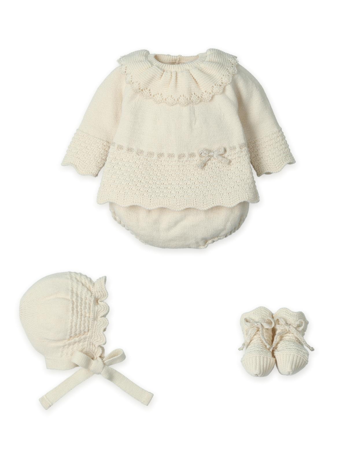 Conjunto de malha 4 peças na cor Natural da Mac Ilusión - Coleção Luca Lux Conjunto de bebé bege em malha composto por vestido, bombazine, gorro e sapatinhos.
