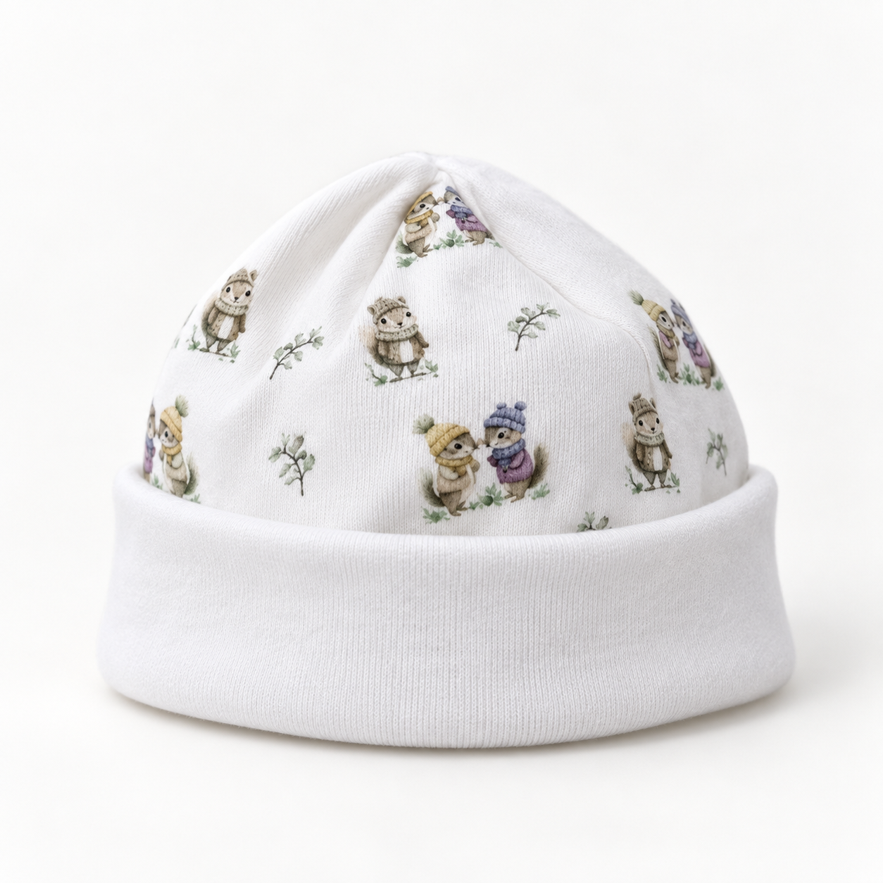 Gorro Laminado pérola da Mighty Love – Coleção Alvin Gorro branco para bebé com padrão de animais vestidos com roupas de inverno