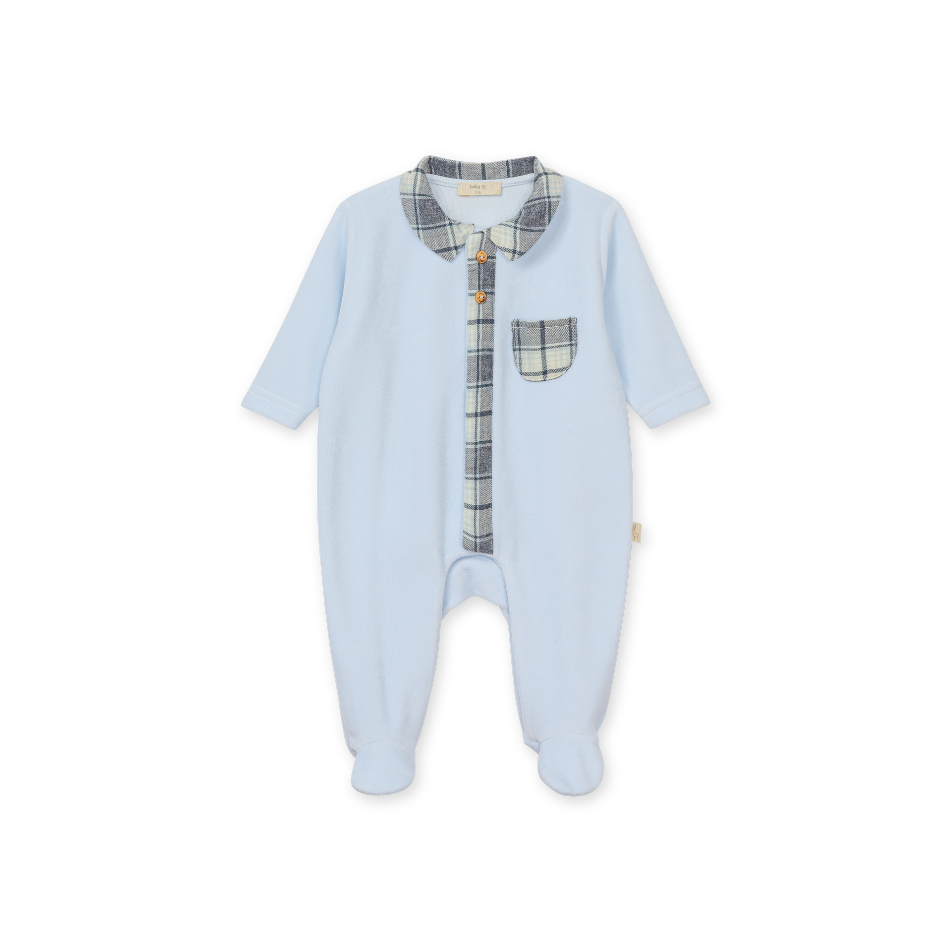 Babygrow Laminado com bolso e faixa padrão escocês azul da Baby Gi - Coleção Forest Folk Macacão de bebé azul claro com gola, bolso e aba frontal em padrão xadrez