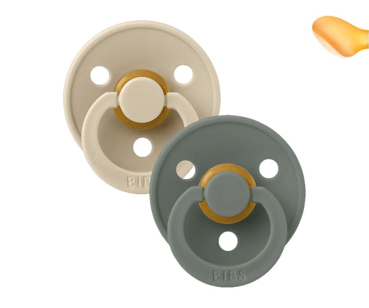 Chupeta Bibs Anatómica Vanilla/Pine Dois chupetas redondas BIBS bege claro e cinza com três orifícios e argola central