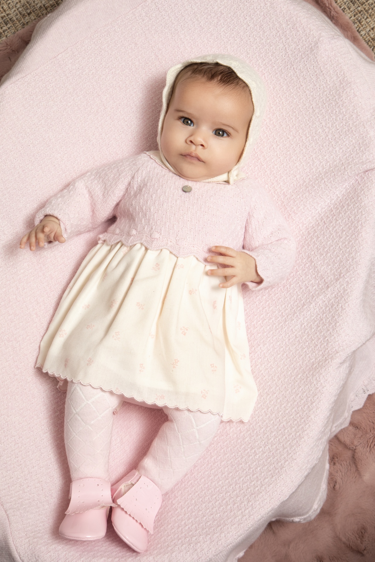 Vestido de Malha e Tecido Rosa-Bebé Dr. Kid | Classic Girl Bebé com roupa rosa e branca deitada sobre manta rosa