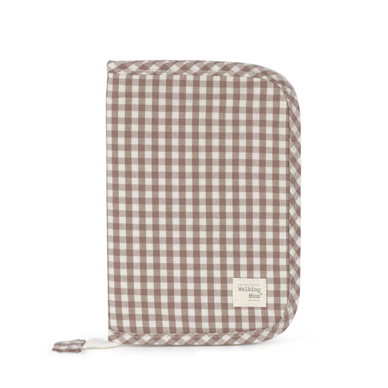 Porta Documentos Praliné Vichy Moka Walking Mum Capa de tecido xadrez castanho claro e branco com etiqueta Walking Mum