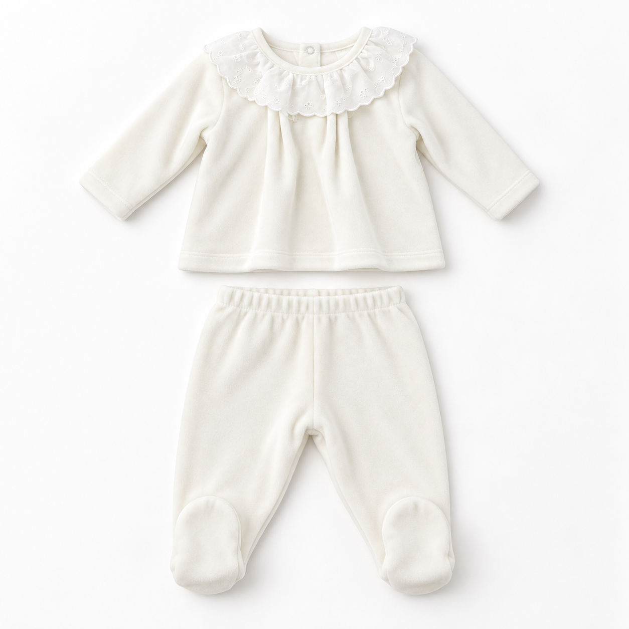 Conjunto laminado camisola e calça na cor nata com bordado inglês da Mighty Love - Básicos Conjunto de roupa de bebé branco com gola de babado e calças com pés.