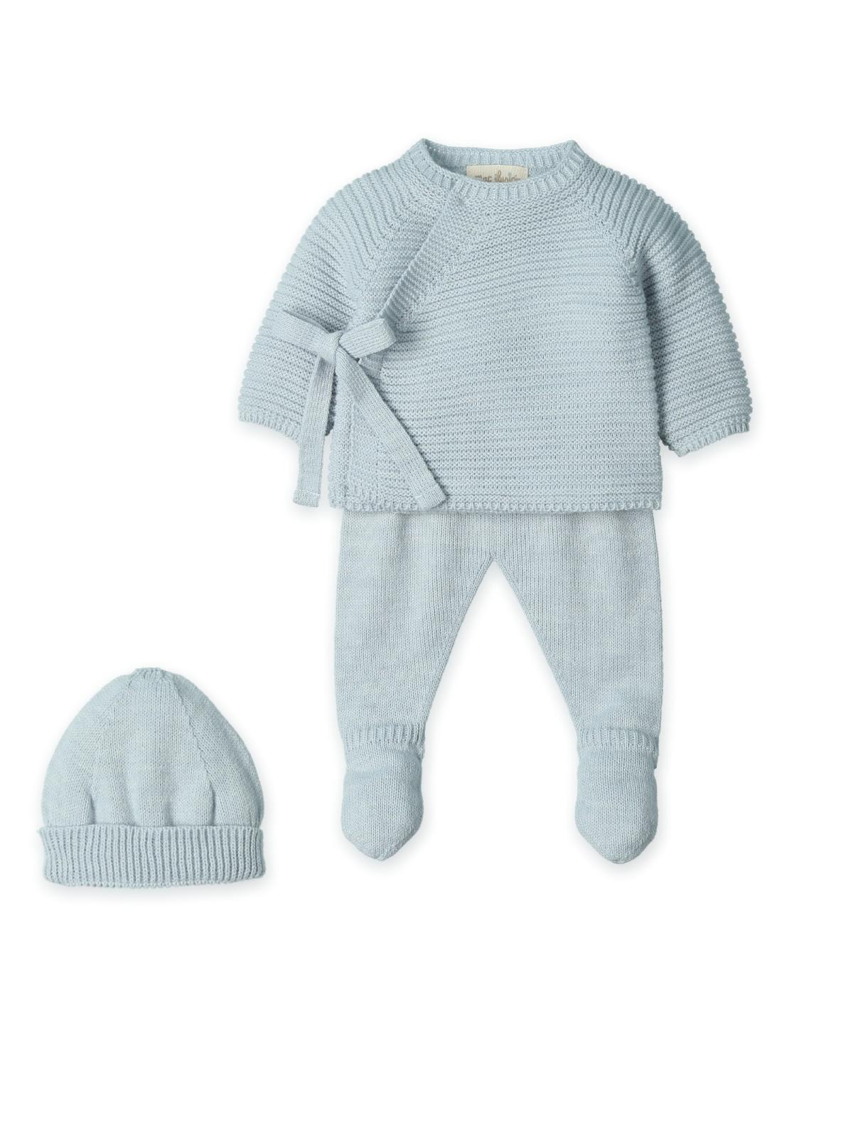 Conjunto de malha trespasse 3 peças na cor Iconic da Mac Ilusión - Coleção Elegant Winter Conjunto de roupa de bebé azul claro em malha com camisola, calças e gorro.