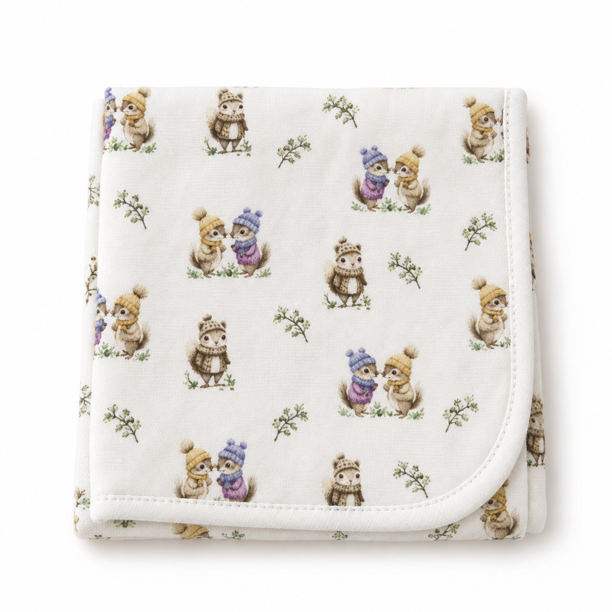 Fralda em Algodão pérola da Mighty Love – Coleção Alvin Manta branca com padrão de esquilos usando gorros e cachecóis coloridos
