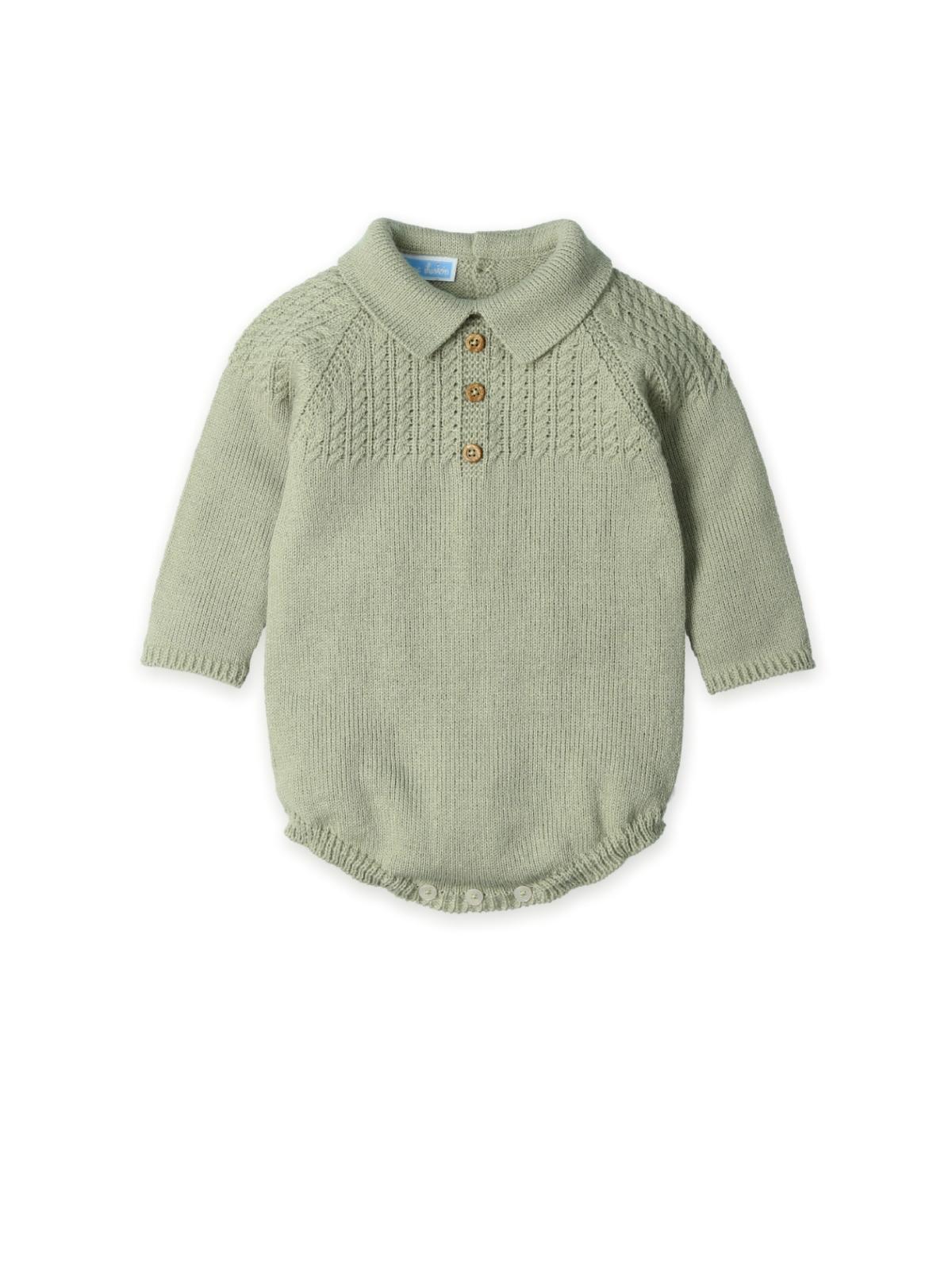 Fofo de malha na cor Laurel da Mac Ilusión - Coleção Laurel Grace Body bebé de malha verde claro com gola e botões de madeira