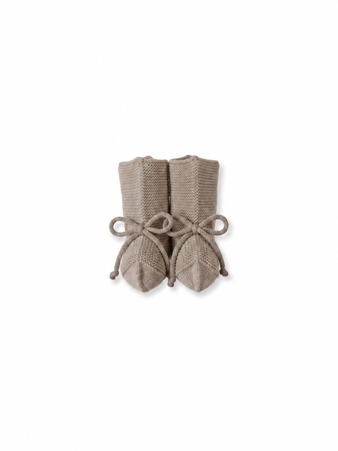 Carapins malha na cor Avellana da Mac Ilusíón - Coleção Basics Botins de bebé em malha bege com cordões