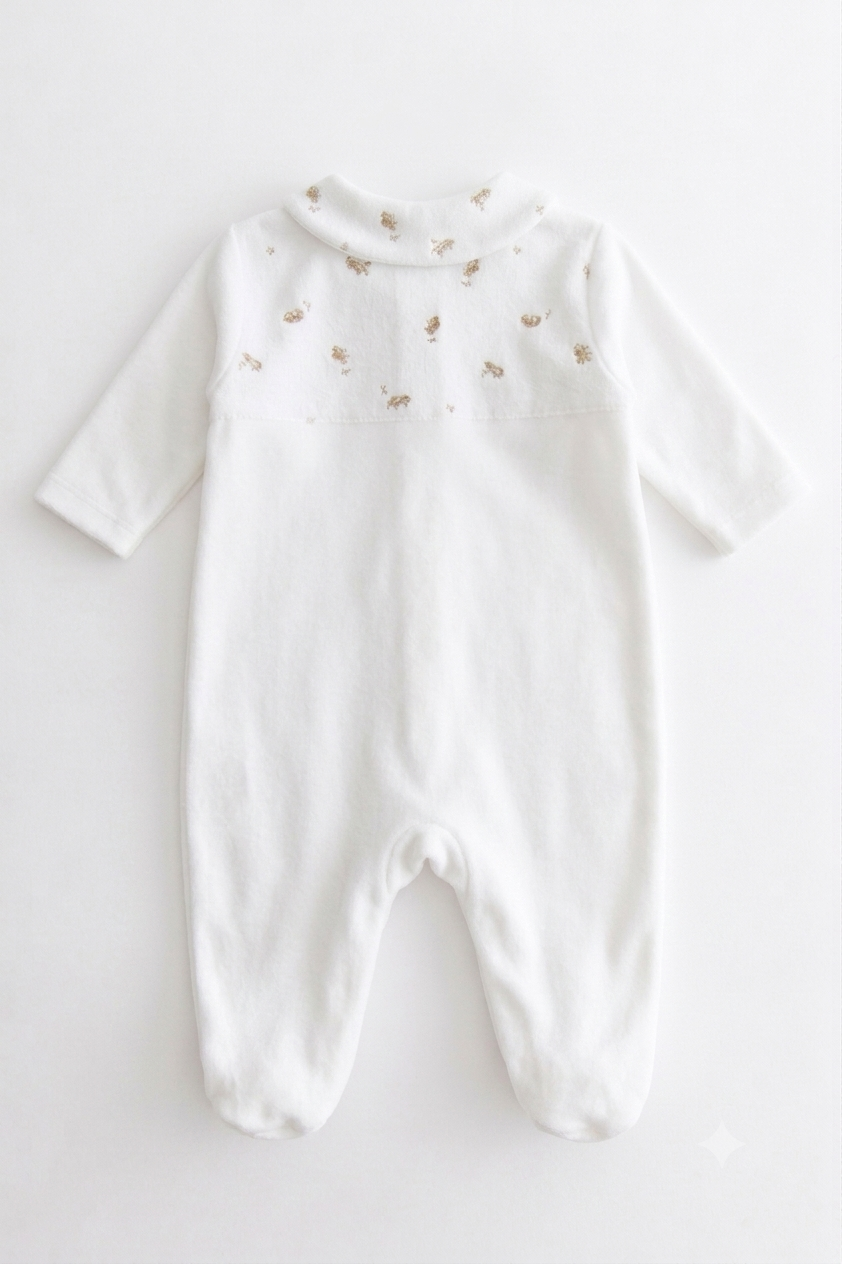 Babygrow Laminado com escapulário pérola da Mighty Love - Coleção Cacau Pijama de bebé branco com bordados bege na gola