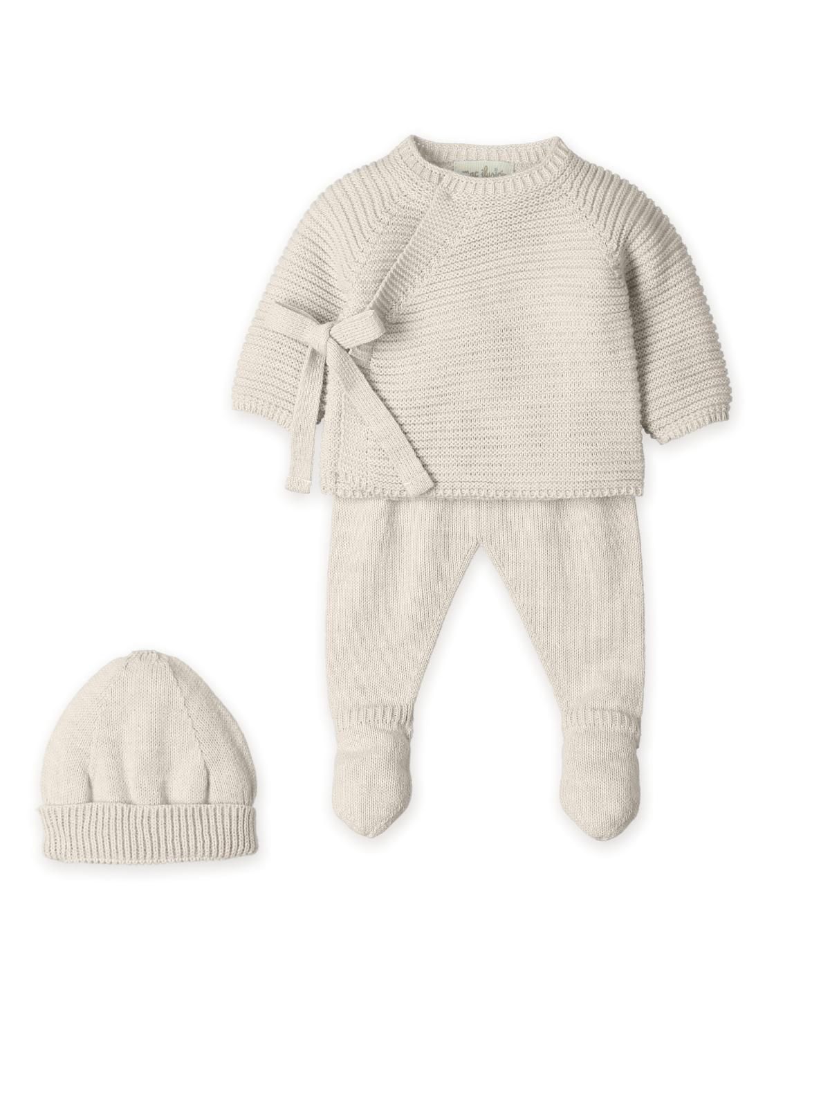 Conjunto de malha trespasse 3 peças na cor Natural da Mac Ilusión - Coleção Elegant Winter Conjunto de bebé bege claro em malha com casaco, calças com pés e gorro