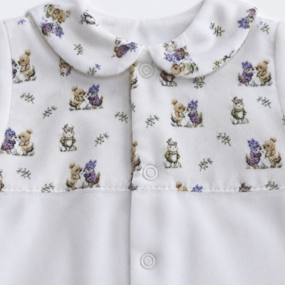 Roupa de bebé branca com padrão de animais pequenos e flores