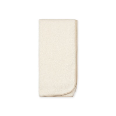 Toalha creme dobra sobre fundo branco