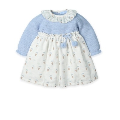 Vestido de bebé azul claro com saia branca estampada de ursos com paraquedas e gola ondulada.