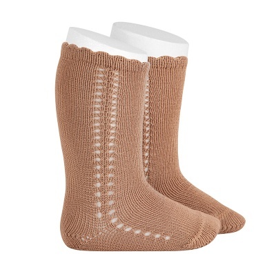 Par de meias castanho claro com padrão trançado e pontos.
