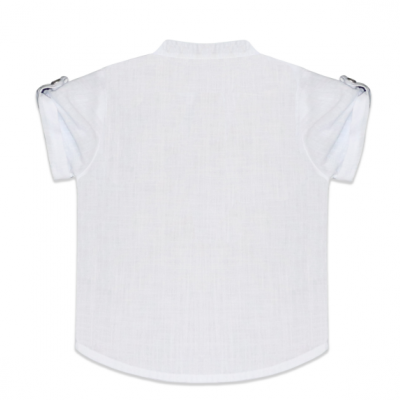 Camisa branca de manga curta com alças e botões prateados nos ombros vista de costas