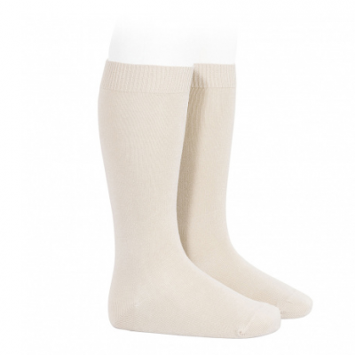 Par de meias bege claras lisas em suporte branco