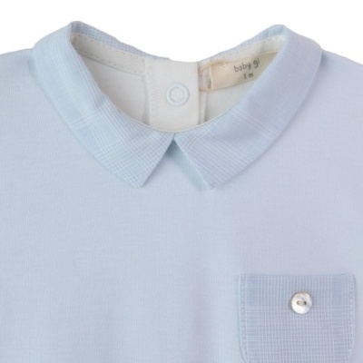 Body azul claro para bebé com gola e bolso com botão