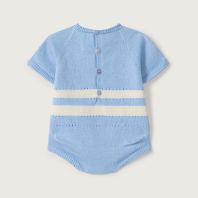 Body de bebé azul claro com riscas brancas e botões nas costas