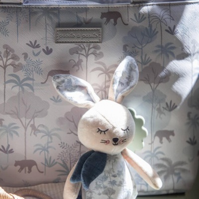 Mala com padrão de animais e peluche de coelho macio