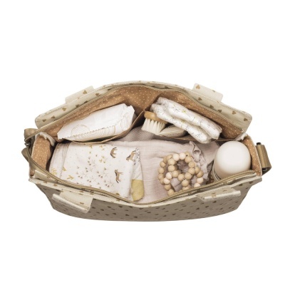 Bolsa bege com vários itens de bebé dentro