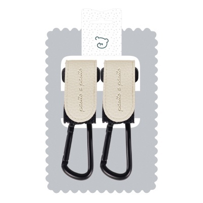 Par de ganchos pretos com couro bege e texto 'petit e pois' em embalagem branca com padrão de pontos