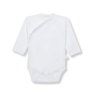 Body de bebé branco com manga comprida e botões frontais